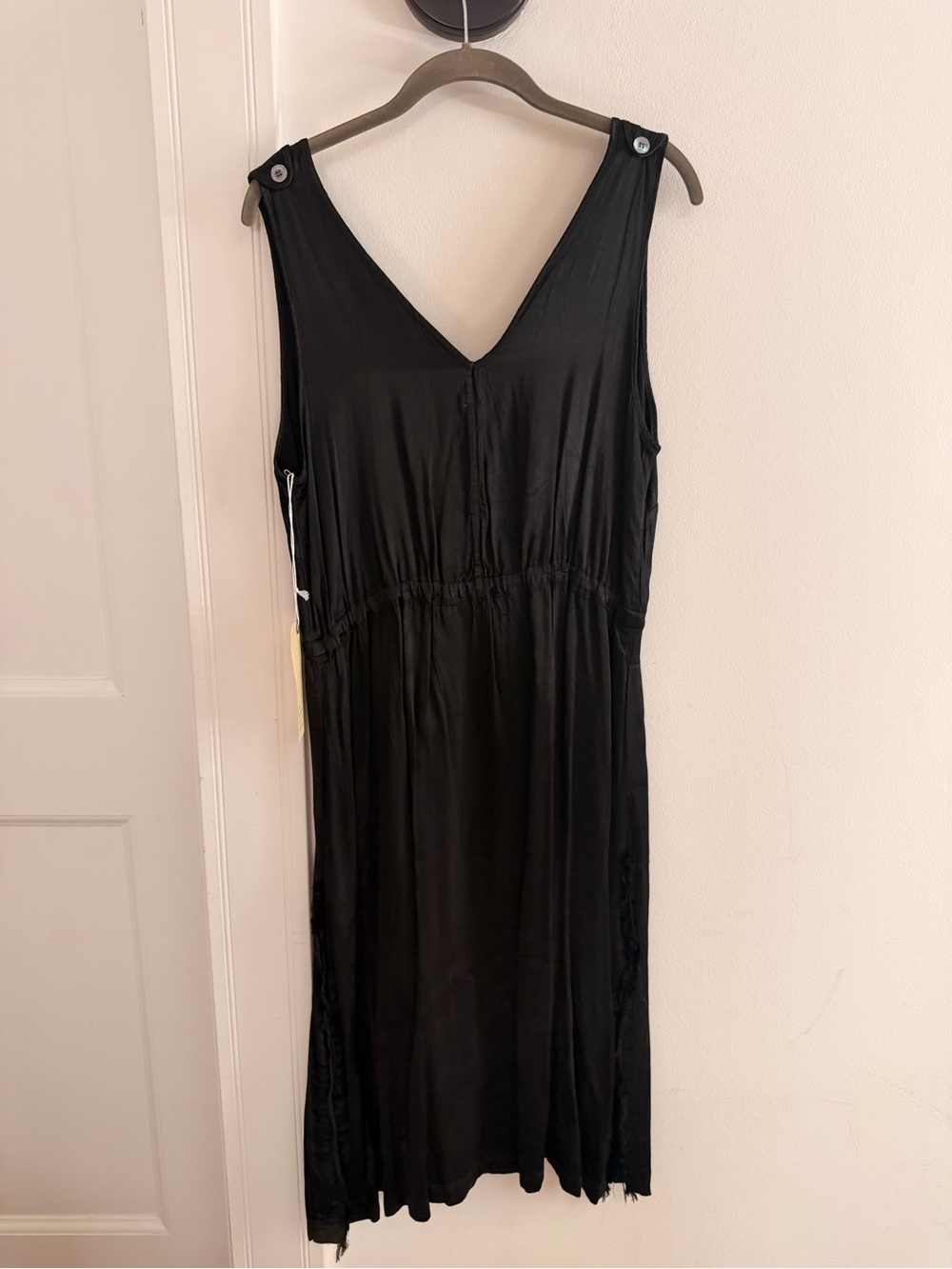 Raquel Allegra Classic Sleeveless V-Neck Black Dress